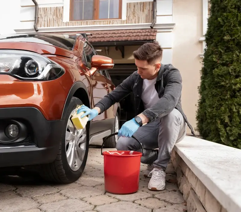 Lavage auto à domicile Muret-le-Château : professionnel intervenant sur un véhicule